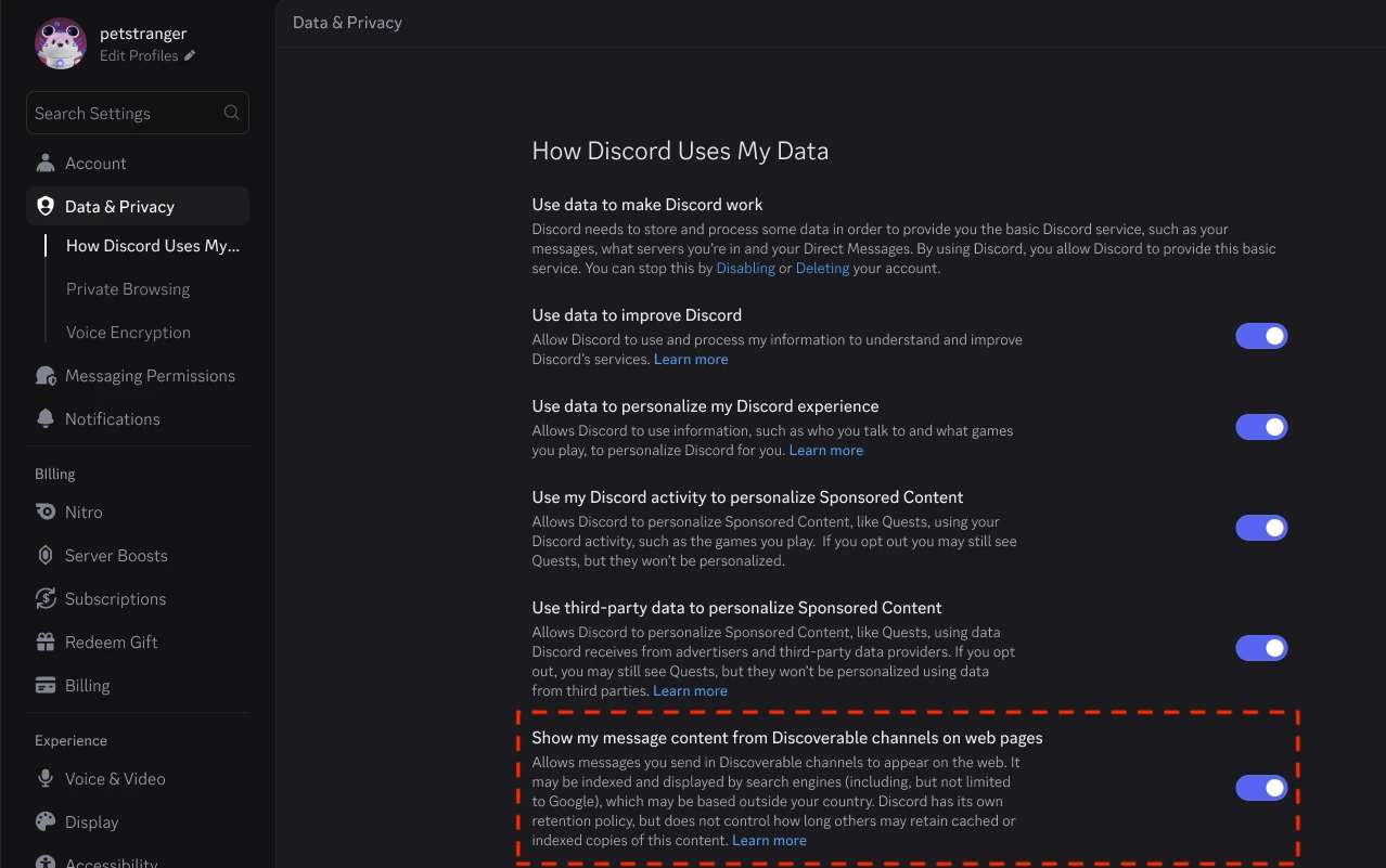 Zrzut ekranu ustawień Discorda w wersji angielskiej: sekcja Data & Privacy, ekran How Discord Uses My Data, na dole czerwoną ramką zaznaczona opcja Show my message content from Discoverable channels on web pages z przełącznikiem w pozycji włączonej